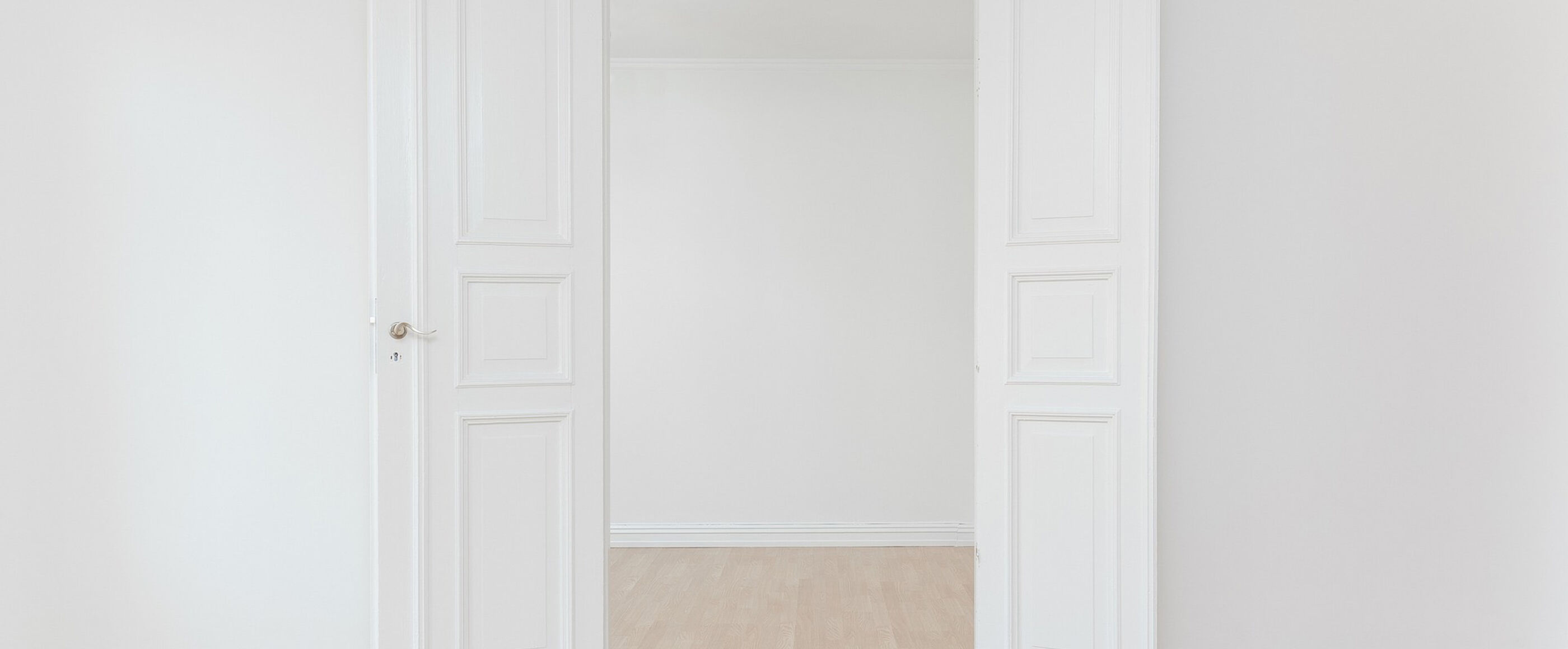 Eine offene weiße Tür.
