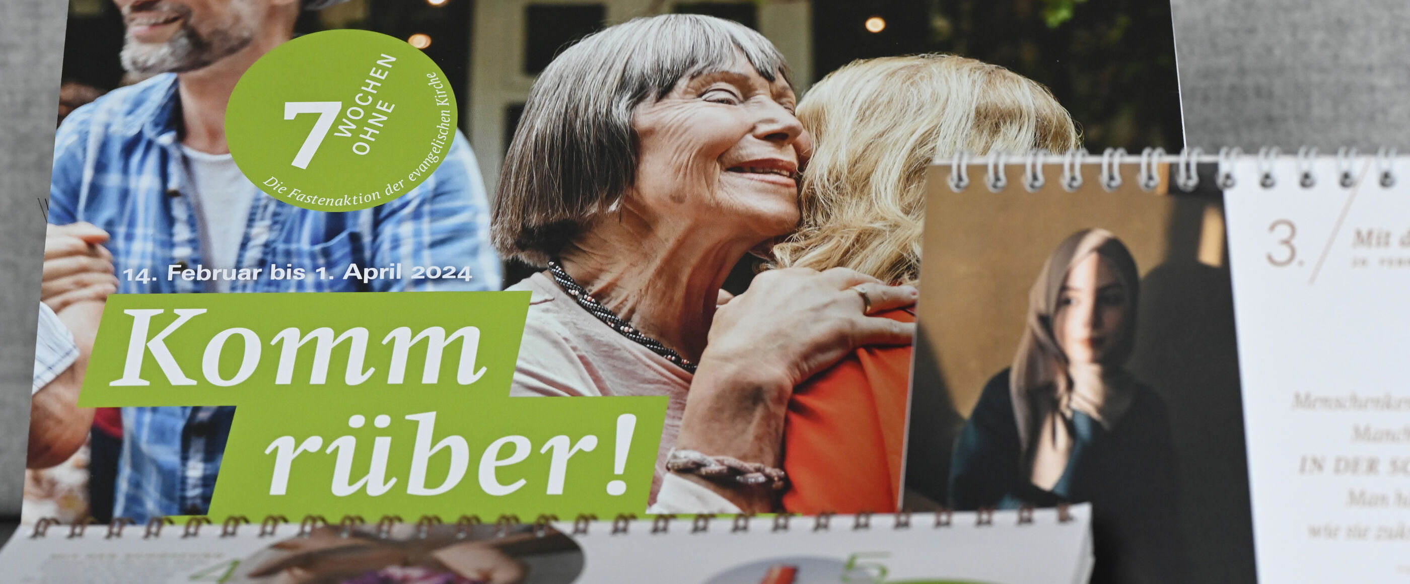 Tischkalender und Wandkalender der Fasteninitiative „7 Wochen ohne“ der evangelischen Kirche für 2024.